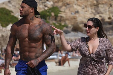 Siêu mẫu Anh vui vẻ bên “tình trẻ” cơ bắp