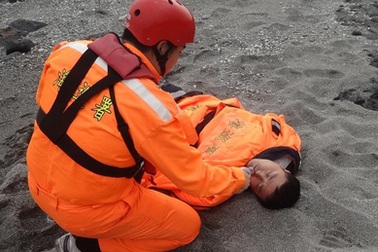 Sống sót sau 60 giờ trôi dạt trên biển