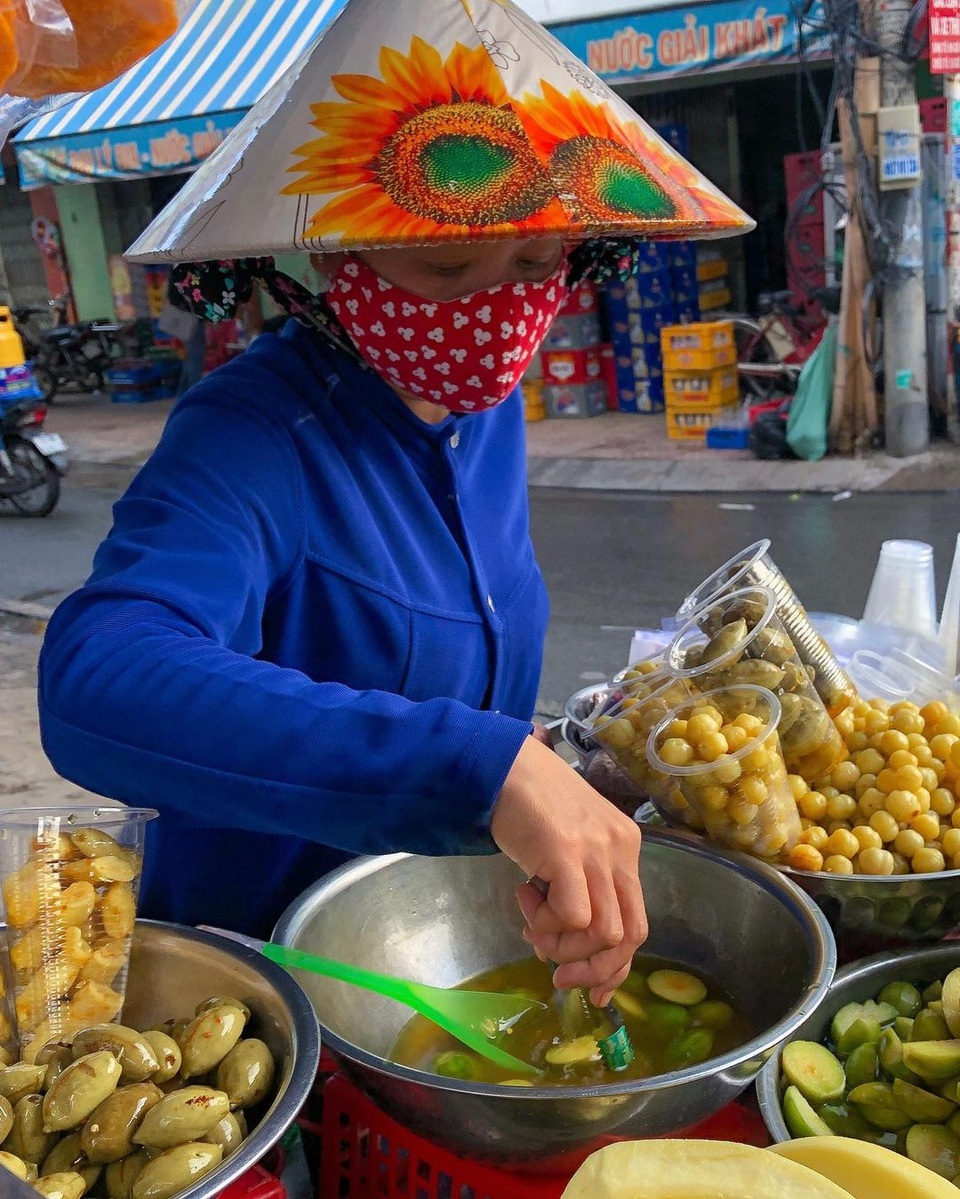 Xe trái cây dạo 30 năm gây nghiện với món lạ ổi luộc chấm mắm ruốc - 1 Xe trái cây dạo 30 năm gây nghiện với món lạ ổi luộc chấm mắm ruốc - 1