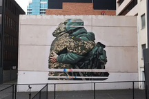 Bức tranh binh sĩ Nga và Ukraine ôm nhau gây tranh cãi