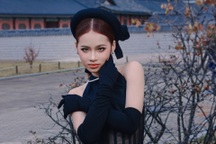 Mẫu nhí Bảo Hà diện yếm cách tân giữa thời tiết 2 độ C tại Hàn Quốc