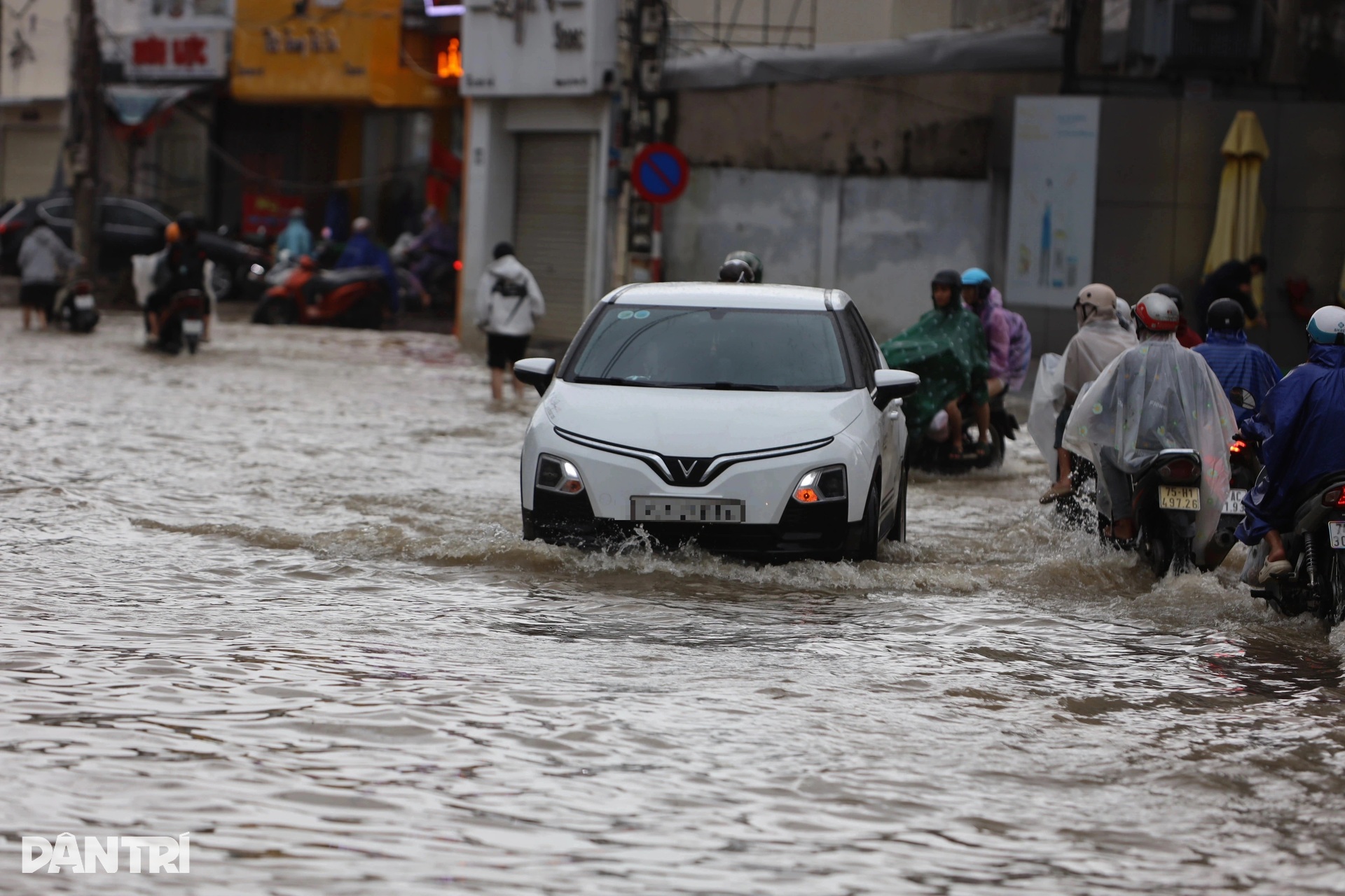 Người Huế hối hả đưa ô tô chạy lụt lần thứ 4, có chủ xe bị lập biên bản - 1 Người Huế hối hả đưa ô tô chạy lụt lần thứ 4, có chủ xe bị lập biên bản - 1