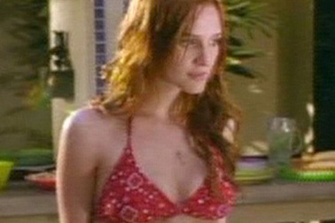 Ashlee Simpson "khoe" dáng với bikini đỏ