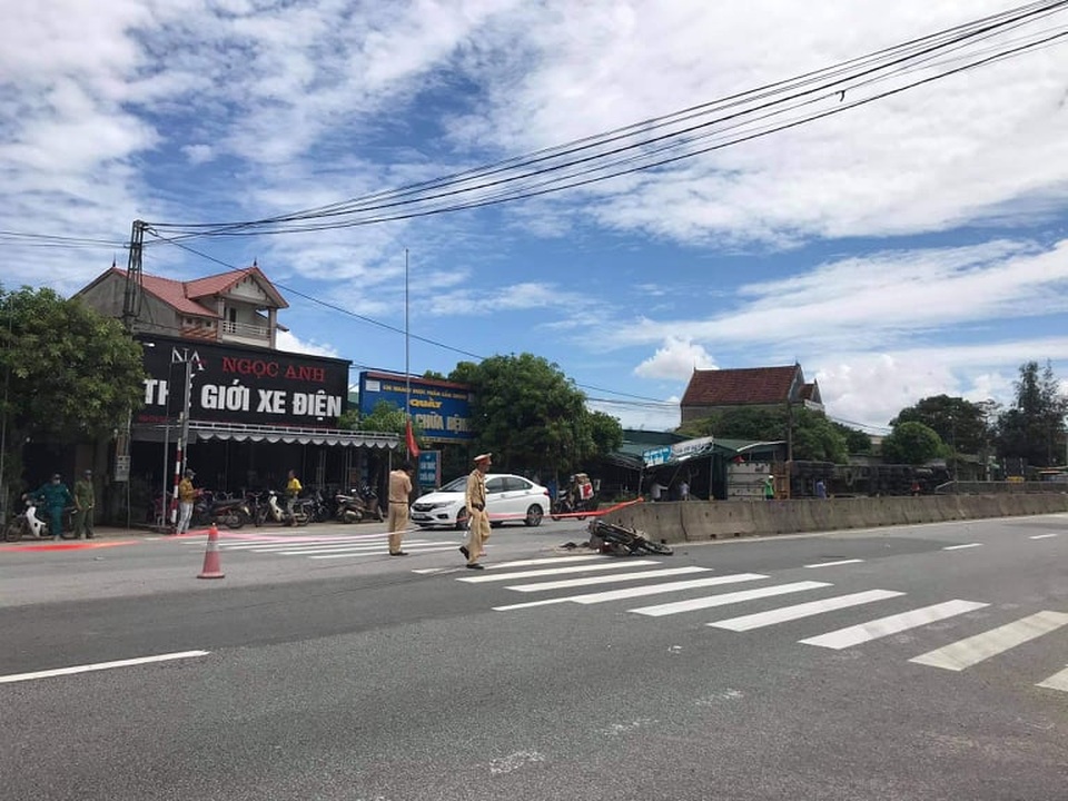 Xe container lật nghiêng sau tai nạn liên hoàn, 2 người thương vong - 1 Xe container lật nghiêng sau tai nạn liên hoàn, 2 người thương vong - 1