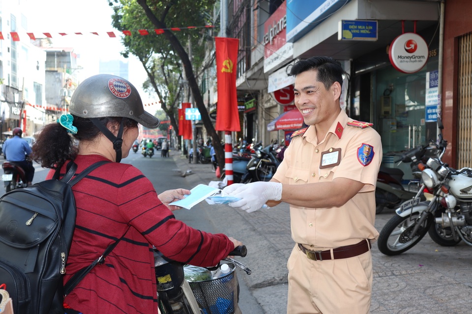 CSGT TPHCM phát khẩu trang miễn phí cho người dân phòng bệnh Corona - 6 CSGT TPHCM phát khẩu trang miễn phí cho người dân phòng bệnh Corona - 6