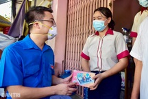 Chủ tịch FPT nhận nuôi 1.000 trẻ mồ côi: Trẻ nhỏ cần nhất là gia đình!