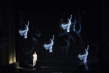 Đạo diễn Hoàng Nhật Nam bật mí lý do dùng “đen-trắng” cho đêm trao giải Cống Hiến