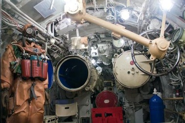 Clip thủy thủ tàu ngầm Nga thoát hiểm qua ống phóng lôi