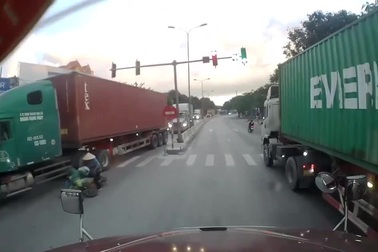 Tránh cụ bà bất ngờ băng sang đường, container gây tai nạn với xe khác