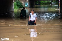 Mưa rả rích 2 ngày, Hà Nội ngập sâu nhiều tuyến phố, khu dân cư