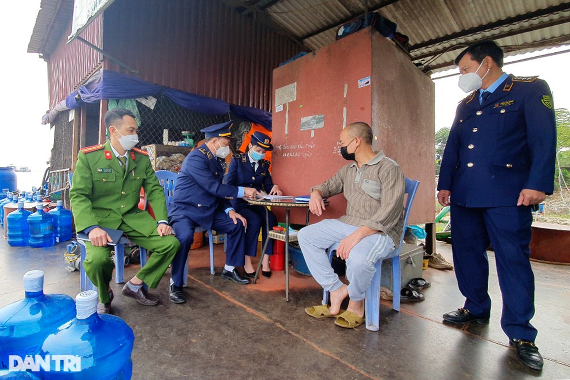 Vụ tàu không số buôn dầu trên sông Đuống: Hàng loạt tàu bị kiểm tra, xử lý - 1 Vụ tàu không số buôn dầu trên sông Đuống: Hàng loạt tàu bị kiểm tra, xử lý - 1