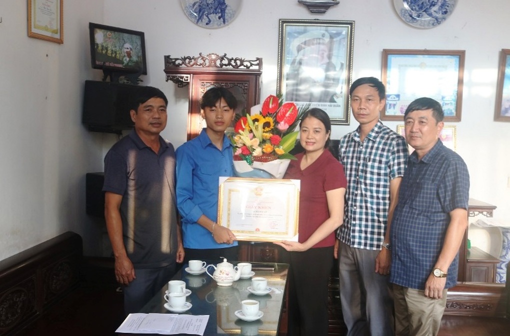 Biểu dương hành động dũng cảm của nam sinh 16 tuổi cứu bé gái đuối nước - 1 Biểu dương hành động dũng cảm của nam sinh 16 tuổi cứu bé gái đuối nước - 1