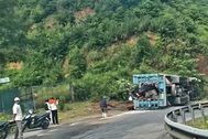Ô tô chở máy múc lật đè đôi vợ chồng tử vong, 3 người bị thương