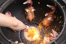 Nướng vịt trong lu đất “khủng”, ông chủ Hà Nội bán “vèo” cả trăm con 1 ngày