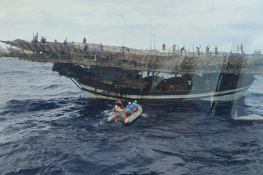 Bình Định: Thần tốc đưa ngư dân bị đột quỵ trên biển vào đất liền cấp cứu