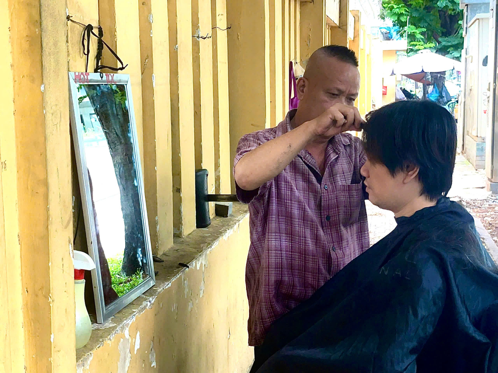 Người thợ 30 năm bám hè đường với tiệm tóc 3 không” - 4 Người thợ 30 năm bám hè đường với tiệm tóc 3 không” - 4