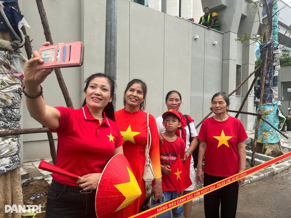 Hàng quán Hà Nội xem diễu binh chật kín, khách xếp hàng cả tiếng nhận chỗ - 3