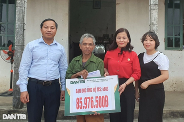 Bạn đọc giúp đỡ ông lão đau yếu chăm con tật nguyền hơn 100 triệu đồng