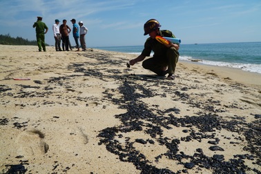 Vệt chất thải nghi là cặn dầu tràn vào bờ biển