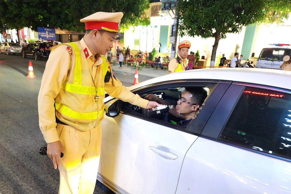 Bị kiểm tra nồng độ cồn, nhiều lái xe bỏ chạy, cố thủ gọi điện cầu cứu - 3 Bị kiểm tra nồng độ cồn, nhiều lái xe bỏ chạy, cố thủ gọi điện cầu cứu - 3