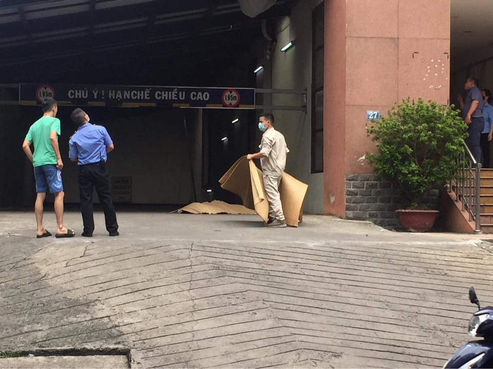 Hà Nội: Người đàn ông rơi từ tầng 19 tòa chung cư xuống đất - 1 Hà Nội: Người đàn ông rơi từ tầng 19 tòa chung cư xuống đất - 1