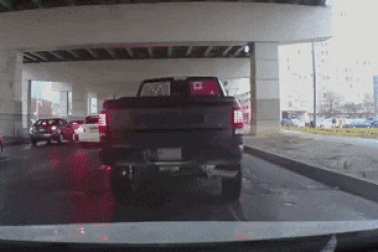 Bạn phản ứng thế nào khi bị tạt đầu?