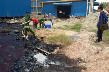 Bắt quả tang công ty gạch men xả thải đen ngòm ra sông Thị Vải