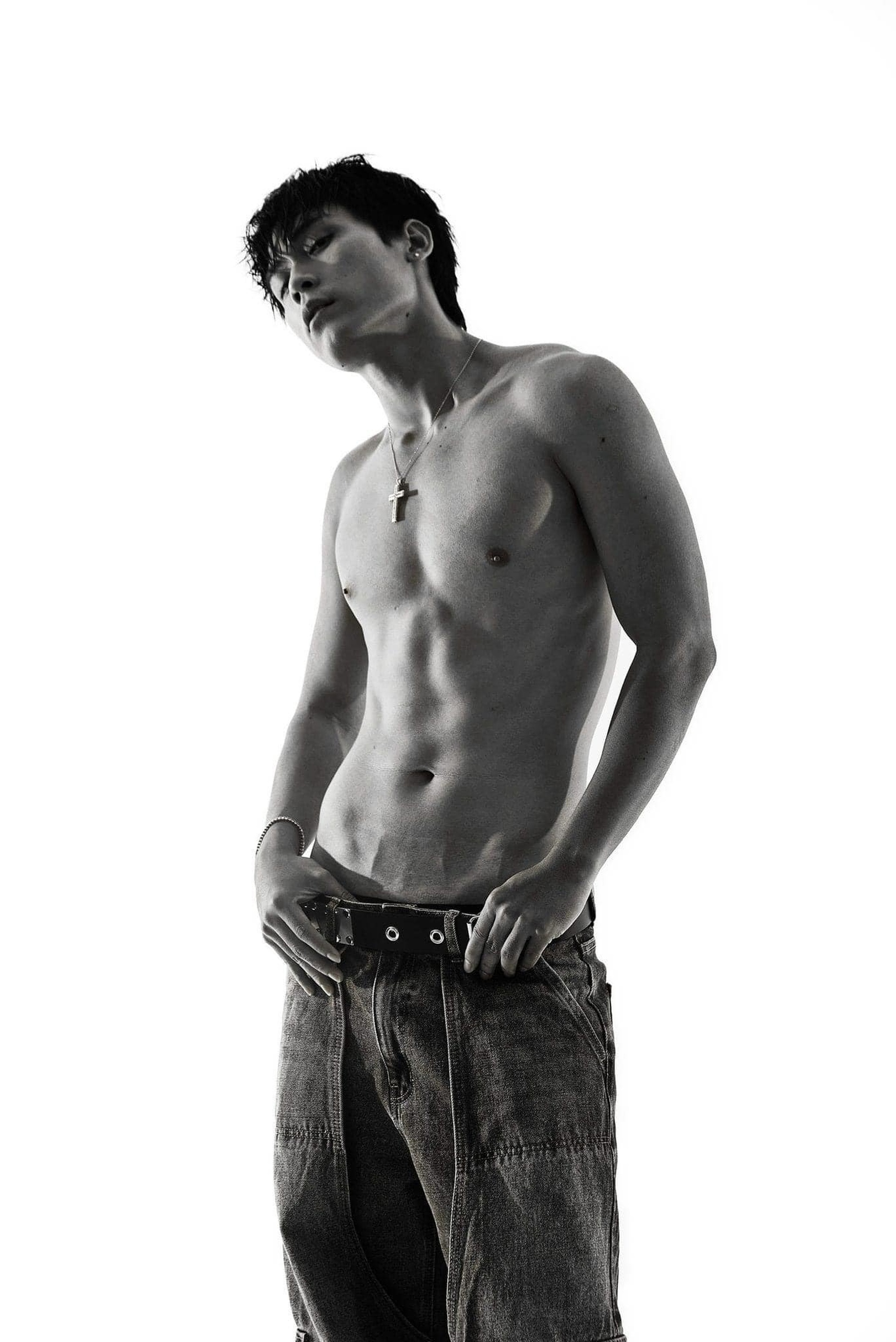 Dàn diễn viên điển trai, 6 múi tranh đấu trong phim Tử chiến trên không - 21 Dàn diễn viên điển trai, 6 múi tranh đấu trong phim Tử chiến trên không - 21