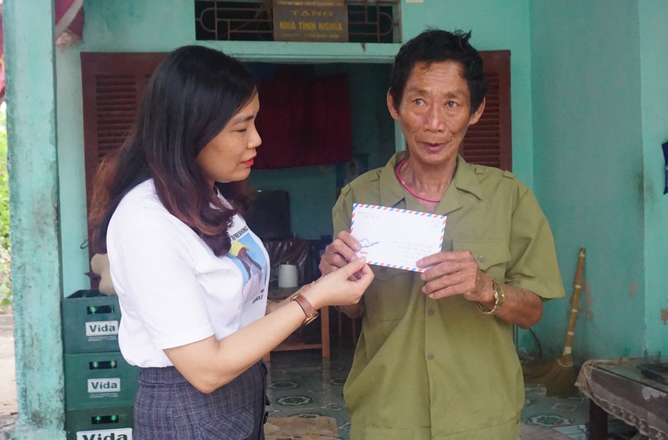 Những người vợ liệt sĩ rưng rưng xúc động nhận quà giúp đỡ của báo Dân trí - 4 Những người vợ liệt sĩ rưng rưng xúc động nhận quà giúp đỡ của báo Dân trí - 4