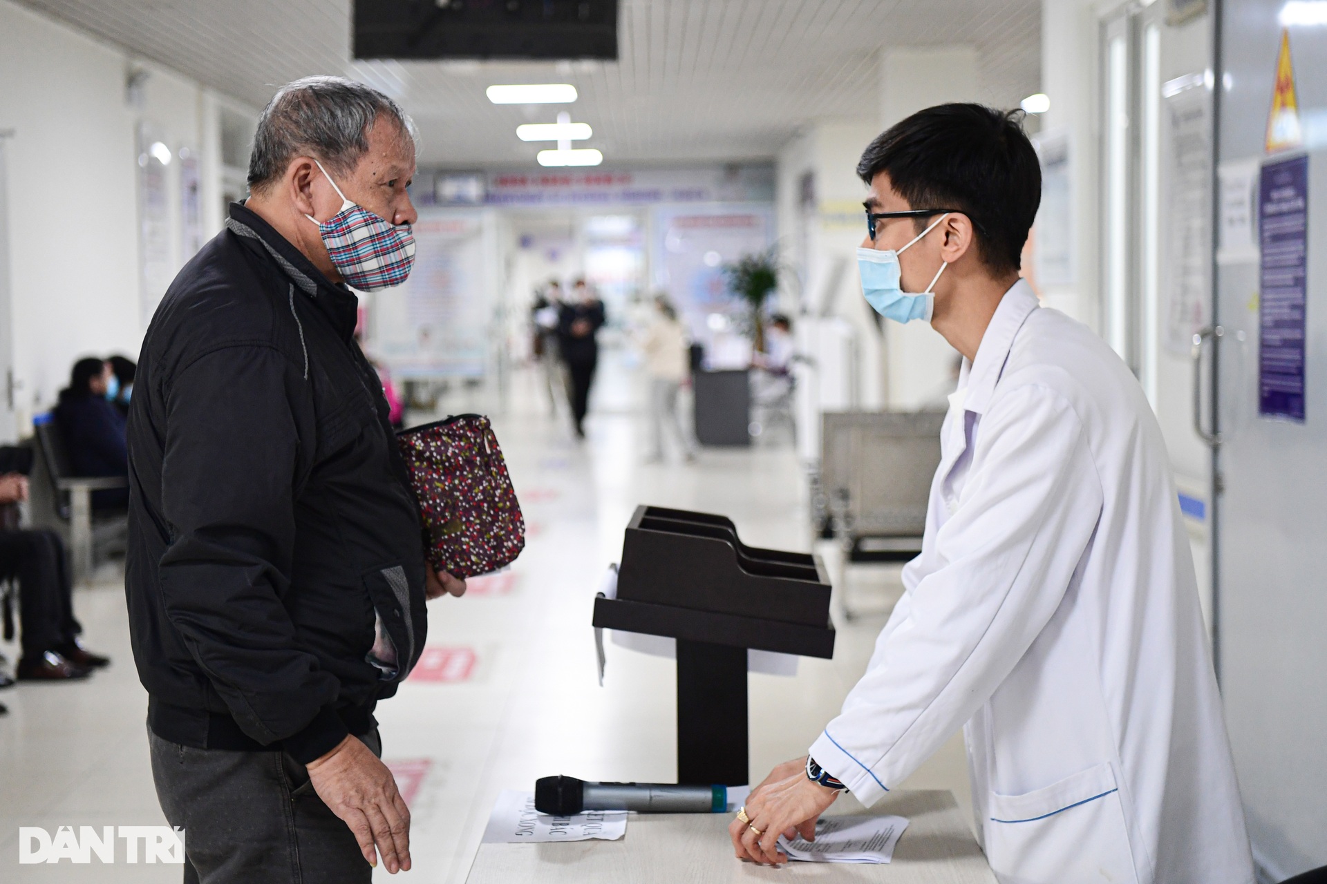 Hà Nội: Trời rét đột ngột, nhiều người già phải vào viện vì bệnh hô hấp - 14 Hà Nội: Trời rét đột ngột, nhiều người già phải vào viện vì bệnh hô hấp - 14