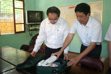 Bộ trưởng Nhân lo lắng cho sức khỏe thí sinh