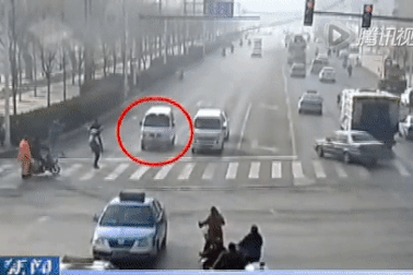 Ô tô đang đi trên đường bỗng bị nhấc bổng, có phải hiện tượng siêu nhiên?