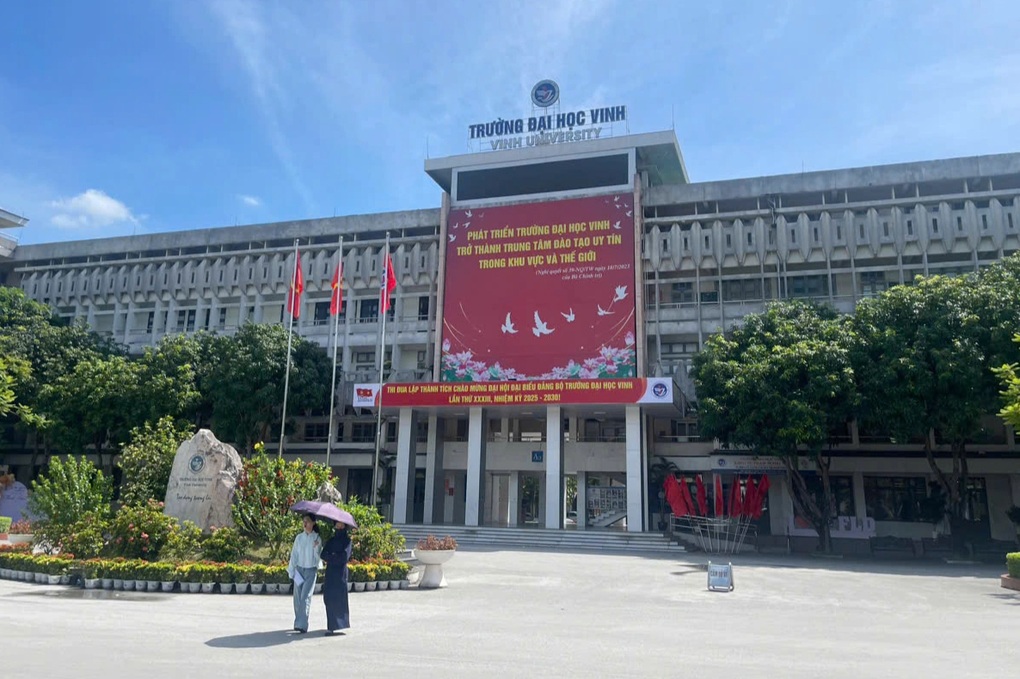 Đại học Vinh đùn đẩy về thông tin xử lý 2 cán bộ bị tố “gạ gẫm” nữ sinh - 1 Đại học Vinh đùn đẩy về thông tin xử lý 2 cán bộ bị tố “gạ gẫm” nữ sinh - 1