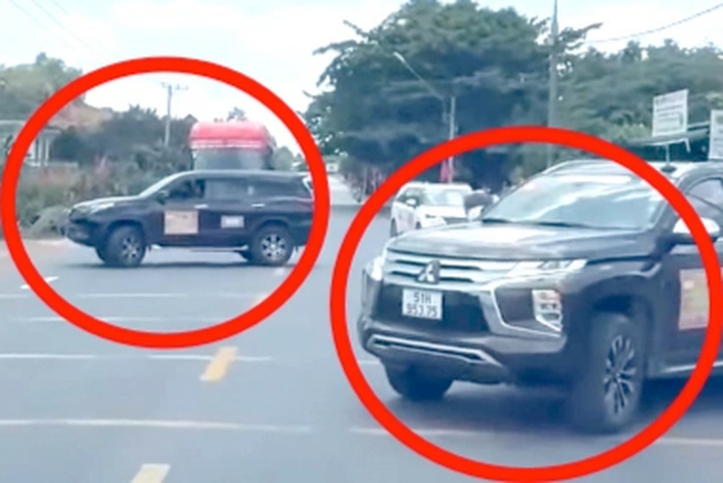 Công an thông tin vụ 2 ô tô chặn quốc lộ cho đoàn xe đi ra từ khu du lịch - 1 Công an thông tin vụ 2 ô tô chặn quốc lộ cho đoàn xe đi ra từ khu du lịch - 1