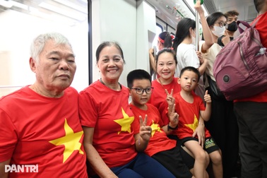 Cựu binh xúc động ngắm Thủ đô đổi thay từ chuyến tàu trên cao