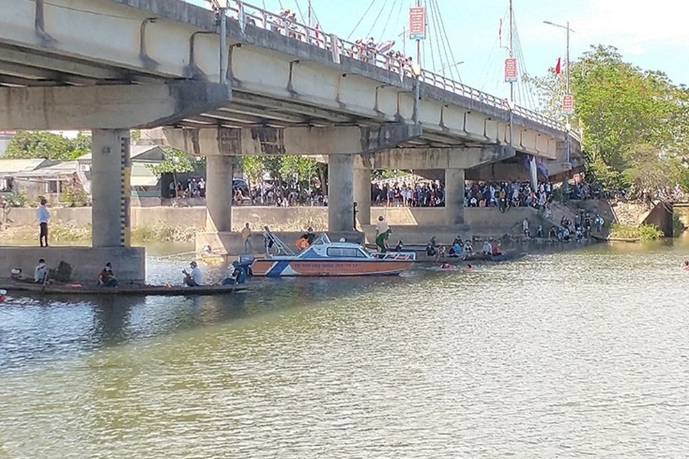Vụ mẹ con đuối nước trên sông: Thi thể người mẹ nằm cách con không xa - 1 Vụ mẹ con đuối nước trên sông: Thi thể người mẹ nằm cách con không xa - 1