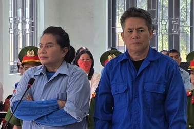 Tuyên án đôi vợ chồng khóa cổng nhốt công an