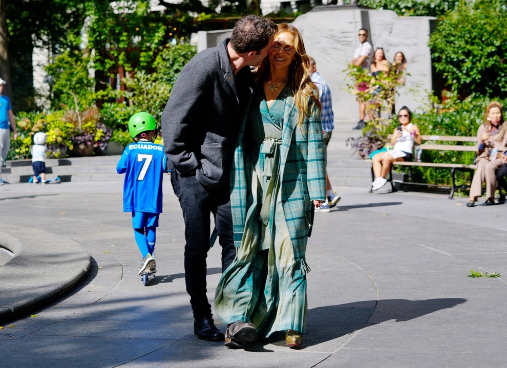Jennifer Lopez và Ben Affleck đốt mắt trên phố thu New York - 7 Jennifer Lopez và Ben Affleck đốt mắt trên phố thu New York - 7