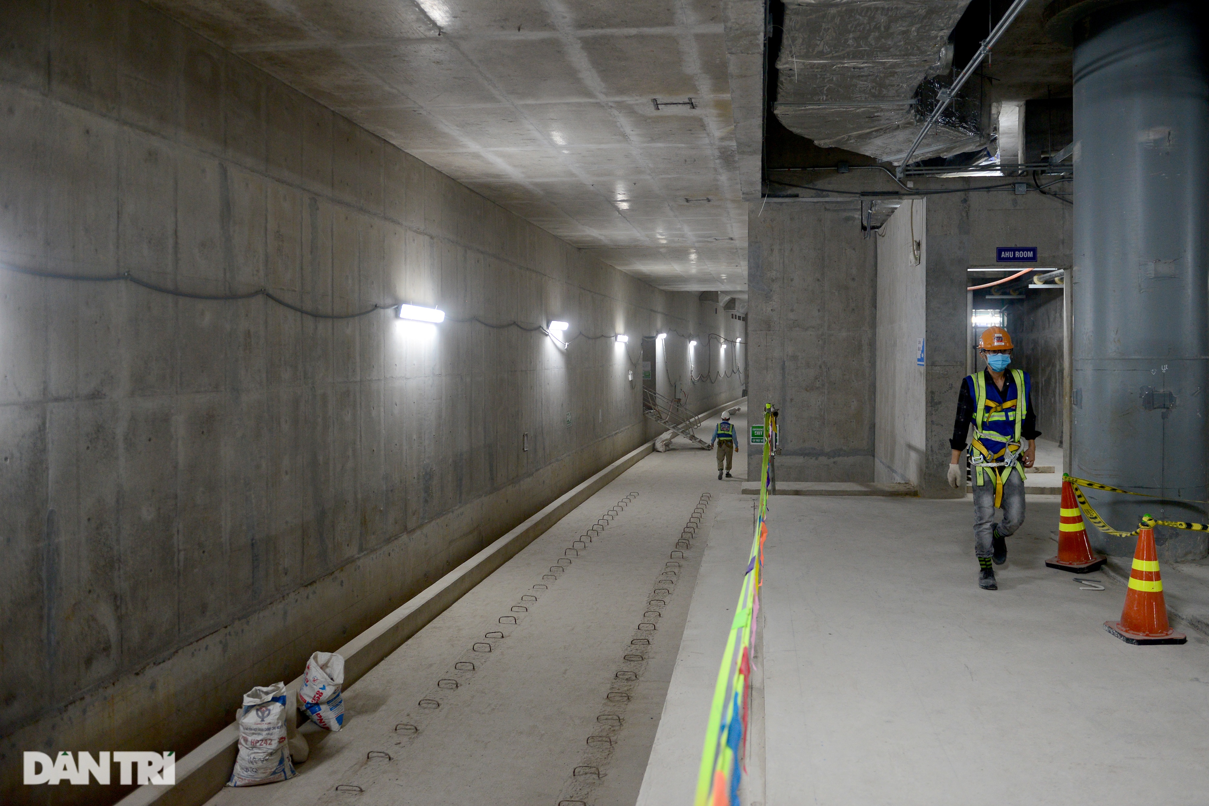Khám phá giếng trời khổng lồ ăn sâu xuống lòng đất tại ga Metro Bến Thành - 12 Khám phá giếng trời khổng lồ ăn sâu xuống lòng đất tại ga Metro Bến Thành - 12