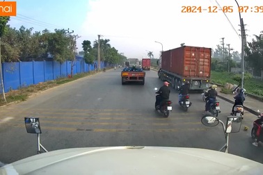 Sang đường bất cẩn, người phụ nữ đi xe máy gây tai nạn cho hai xe khác