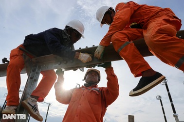 EVN nêu "mất cân đối tài chính", thu nhập lao động ra sao?