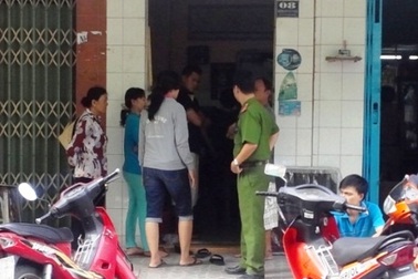 Người đàn ông chết trong nhà vệ sinh với nhiều vết cắt trên cổ