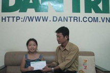 Cháu học sinh lớp 2 đập ống heo ủng hộ xây cầu ở Quảng Bình