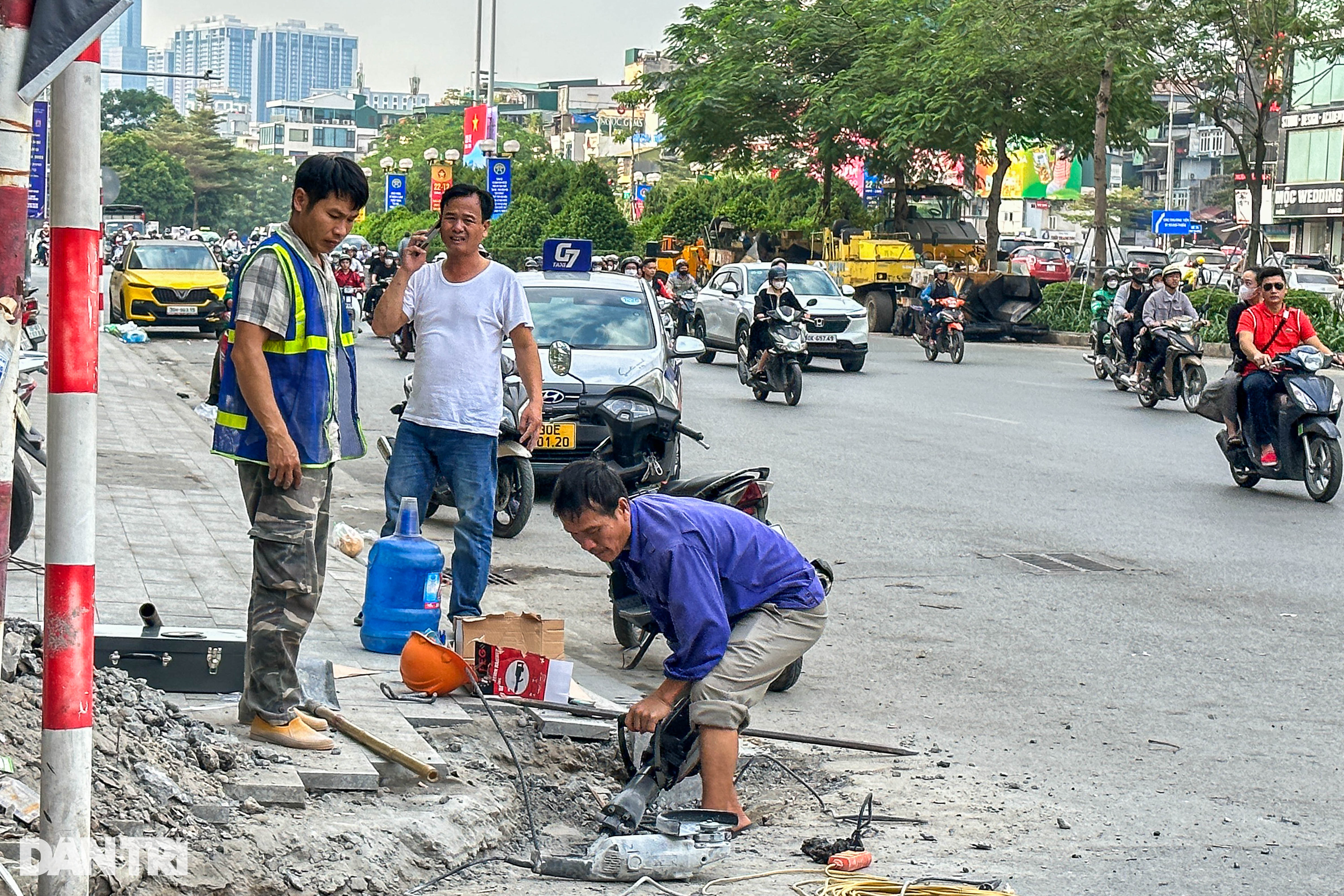 Dân Hà Nội khốn khổ vì bụi mù mịt, tiếng ồn inh tai từ lát đá vỉa hè - 10