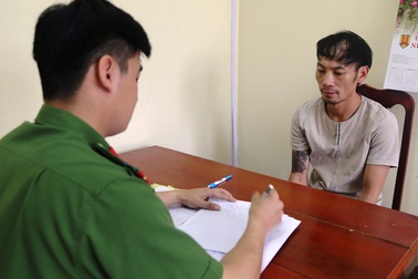 Ngáo đá dùng gậy đánh bố đẻ trọng thương