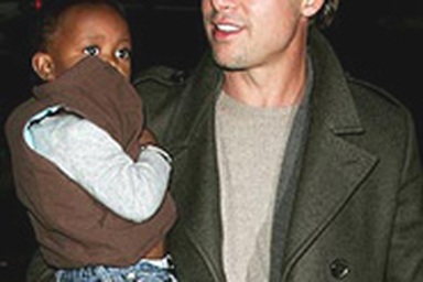 Brad Pitt mua tặng con máy bay trực thăng