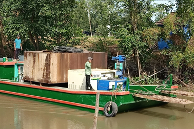 Nhiều thiết bị được chuyển bằng đường thủy vào giải cứu bé trai ở Đồng Tháp