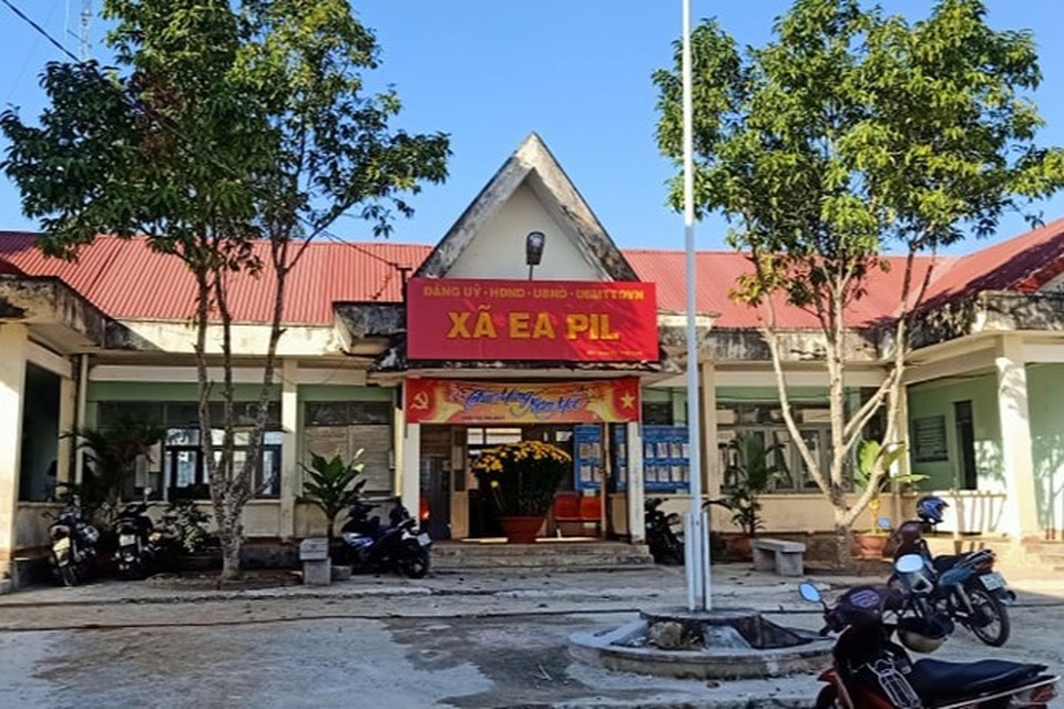 Trụ sở xuống cấp, ủy ban xã phải dán giấy cảnh báo người dân - 1 Trụ sở xuống cấp, ủy ban xã phải dán giấy cảnh báo người dân - 1