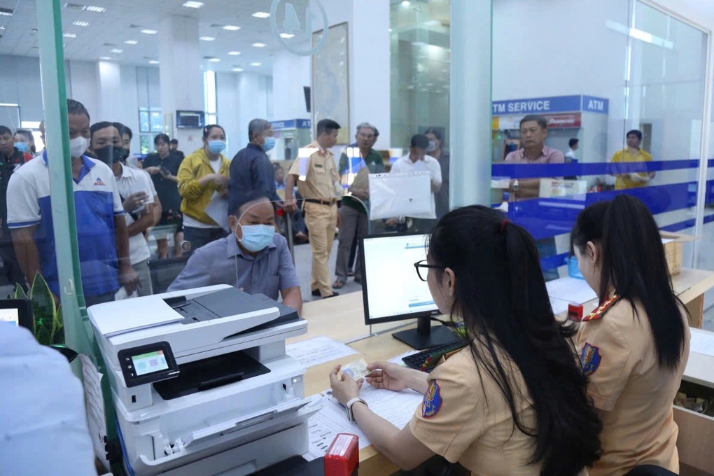Ngày đầu Công an Bình Dương cấp, đổi GPLX và phiếu lý lịch tư pháp - 1 Ngày đầu Công an Bình Dương cấp, đổi GPLX và phiếu lý lịch tư pháp - 1