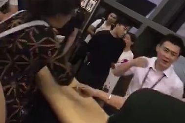 Giận dữ vì hủy chuyến, khách Trung Quốc xông tới tát nhân viên sân bay